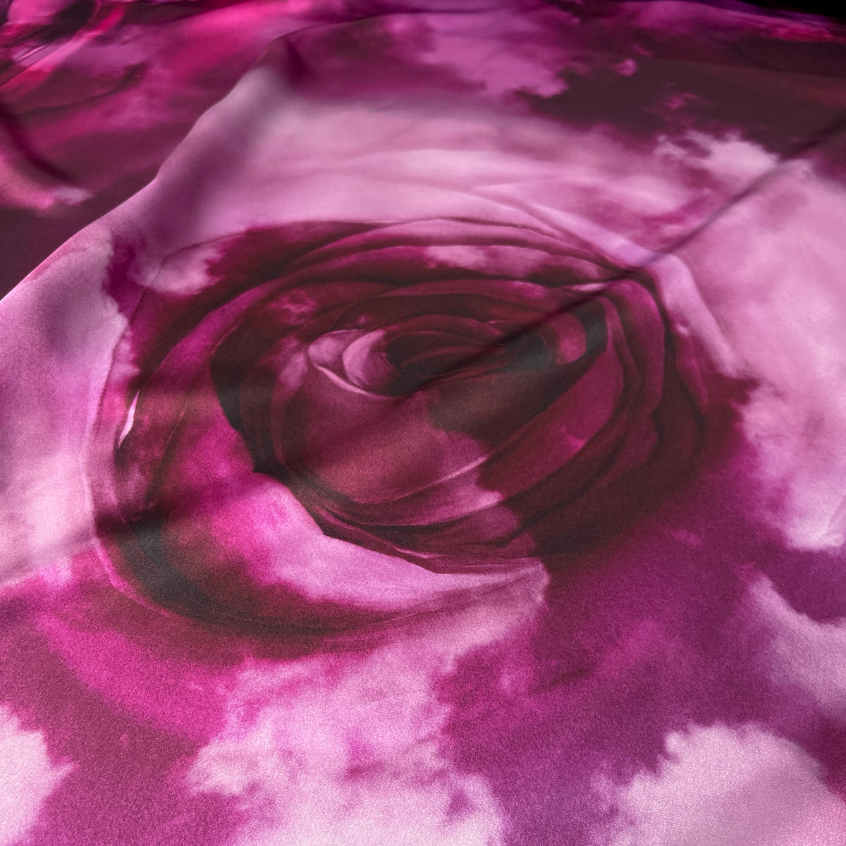Raso di seta con grandi rose e sfumature fucsia e prugna