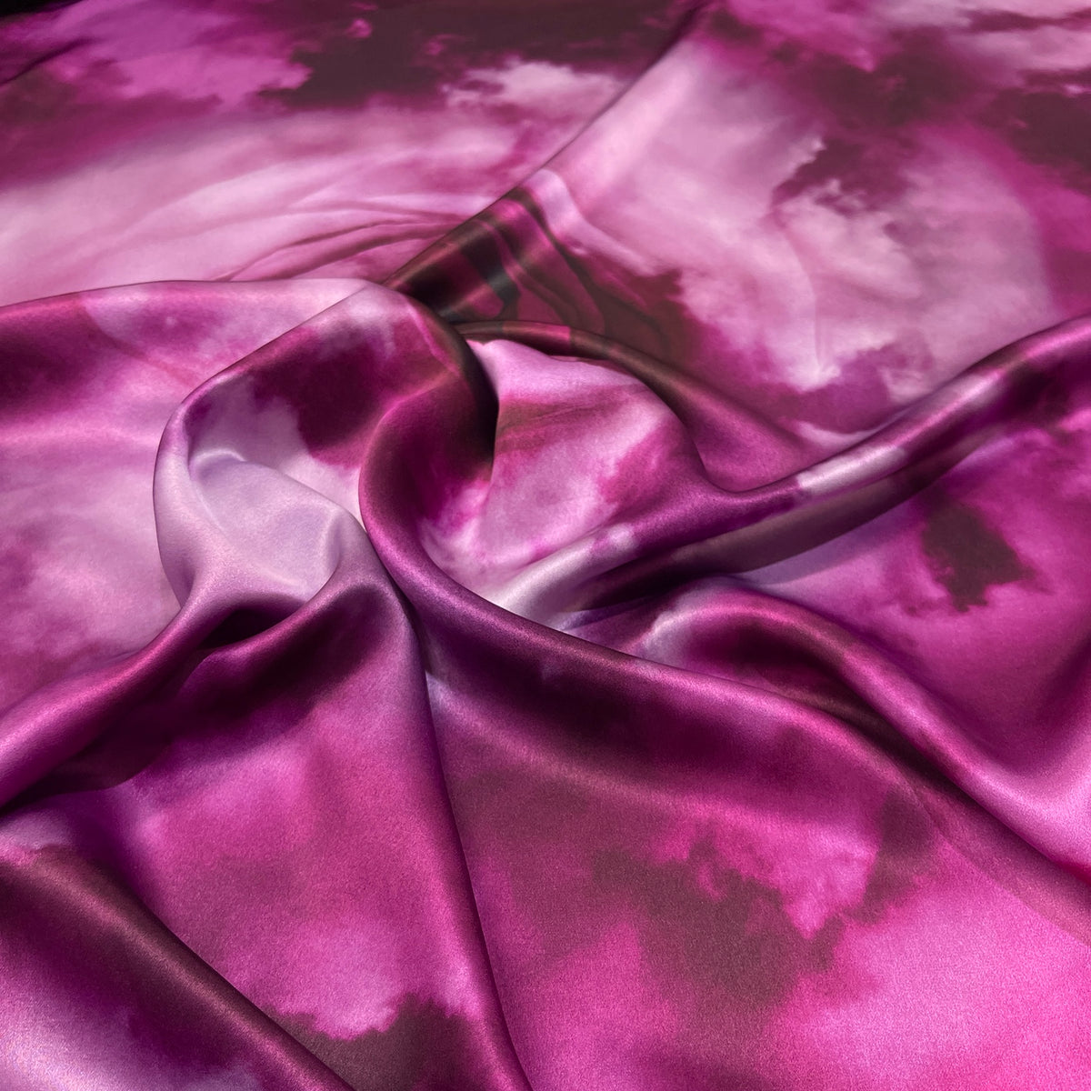 Raso di seta con grandi rose e sfumature fucsia e prugna