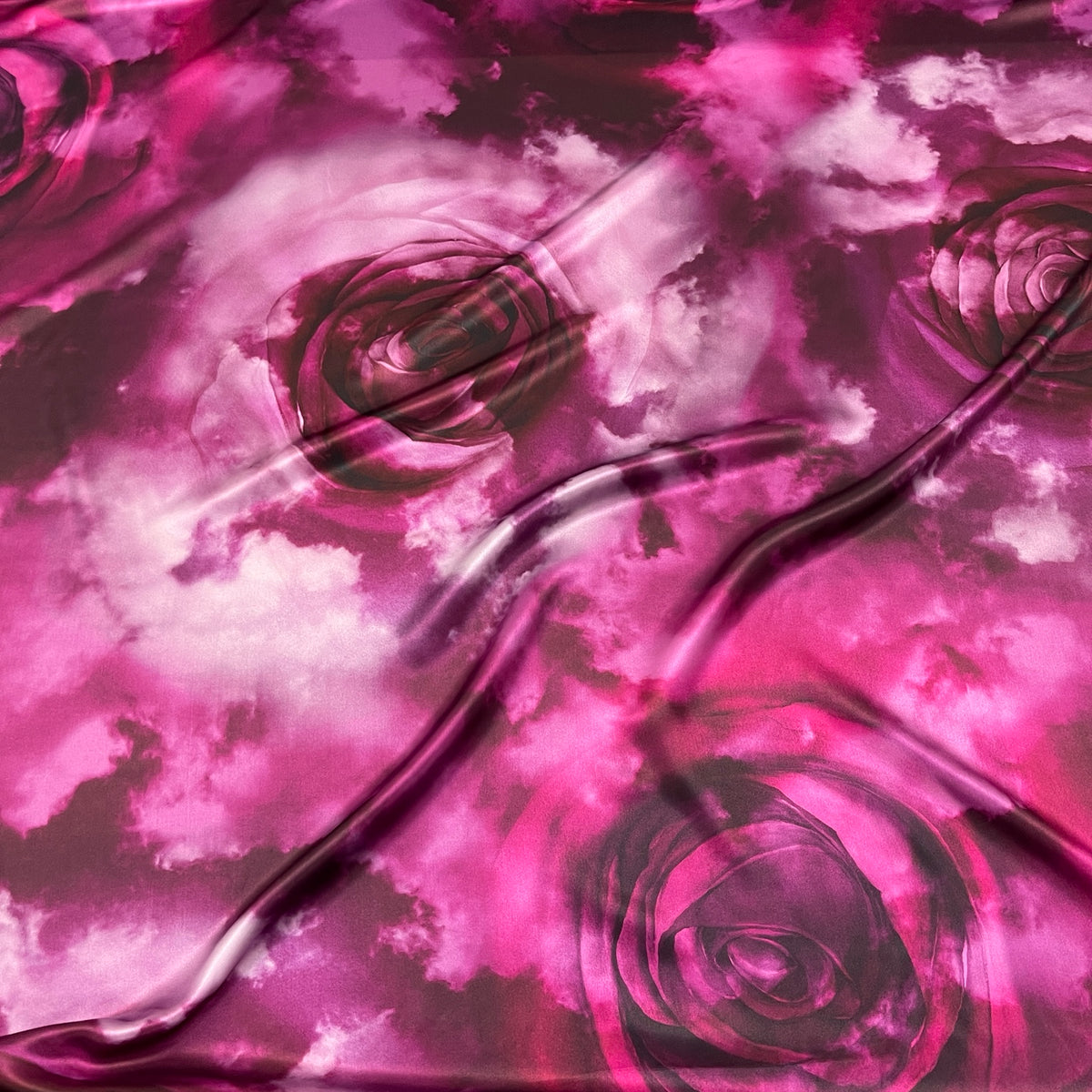 Raso di seta con grandi rose e sfumature fucsia e prugna