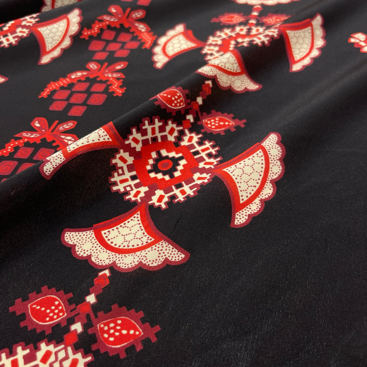 Crêpe de Chine in pura seta, fondo nero con stampa ornamentale rossa e avorio