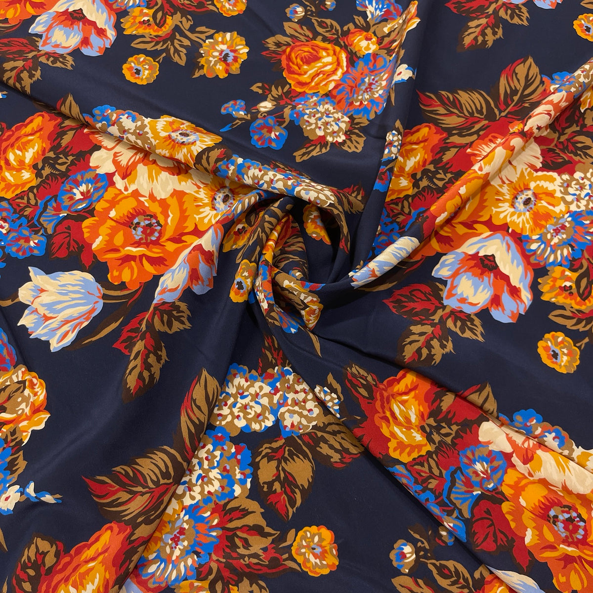 Crêpe de Chine in pura seta con bouquet floreali multicolore su fondo blu notte