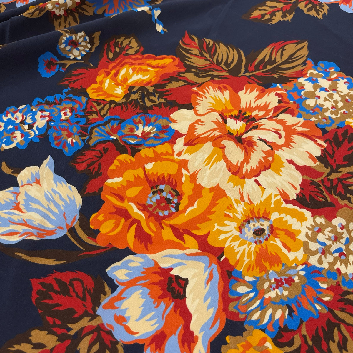 Crêpe de Chine in pura seta con bouquet floreali multicolore su fondo blu notte