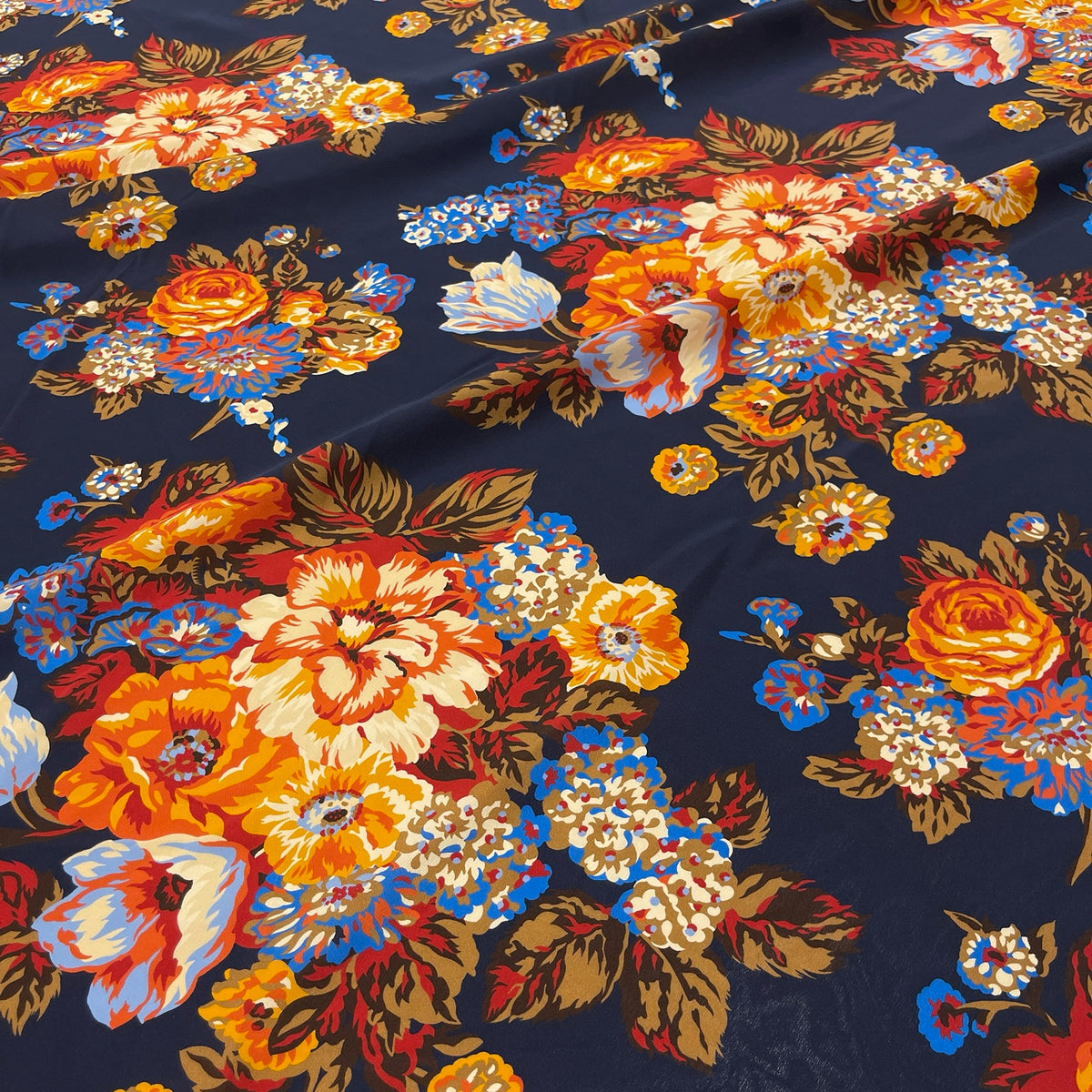 Crêpe de Chine in pura seta con bouquet floreali multicolore su fondo blu notte