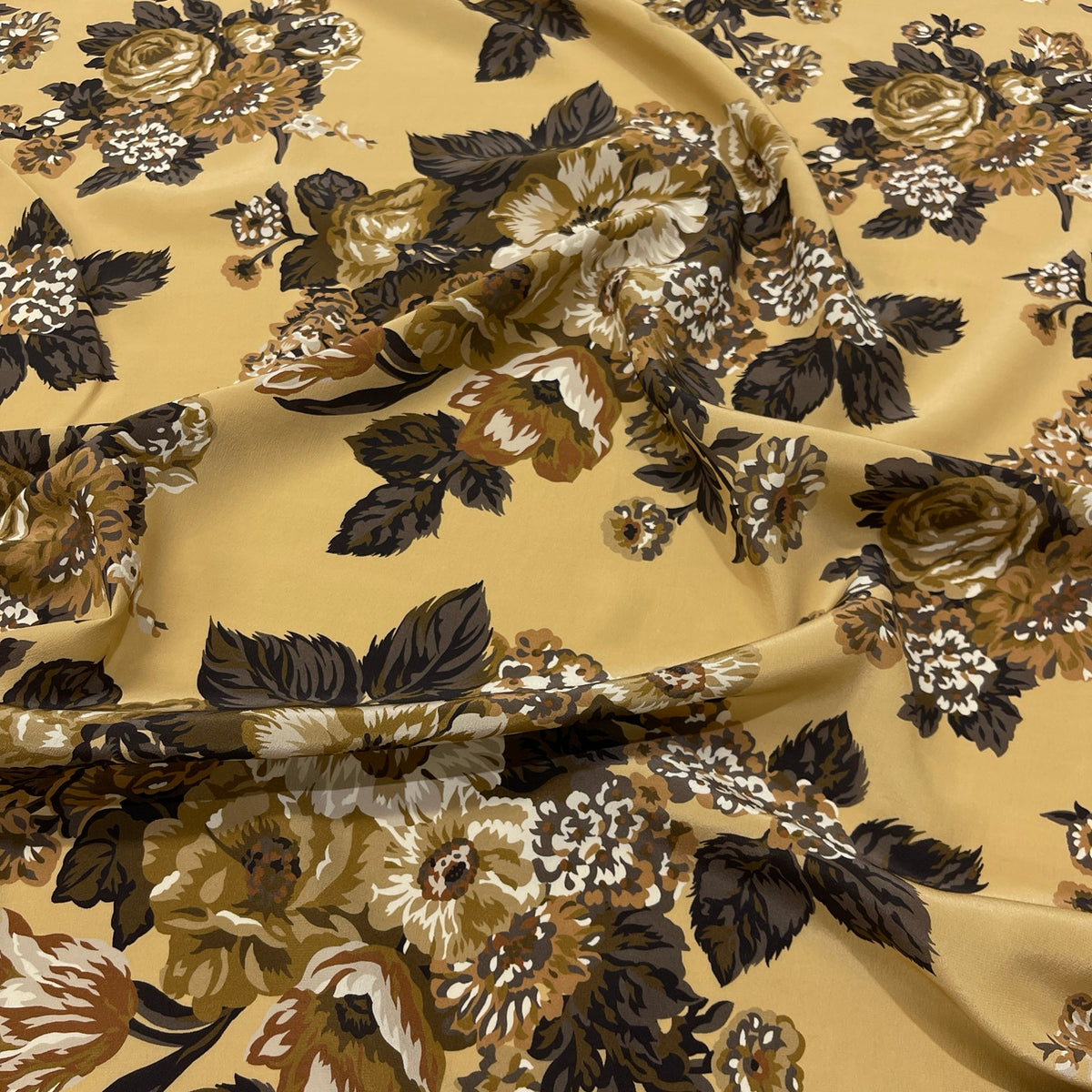 Crêpe de Chine di seta con bouquet floreali marroni e avorio su fondo giallo dorato