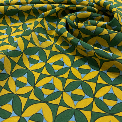 Crêpe de Chine di seta con fantasia geometrica verde, gialla e azzurra