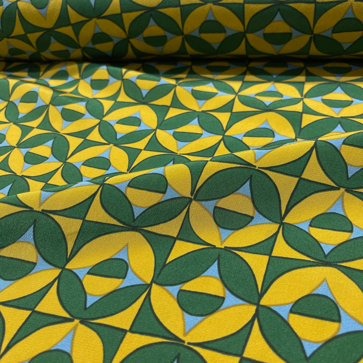 Crêpe de Chine di seta con fantasia geometrica verde, gialla e azzurra