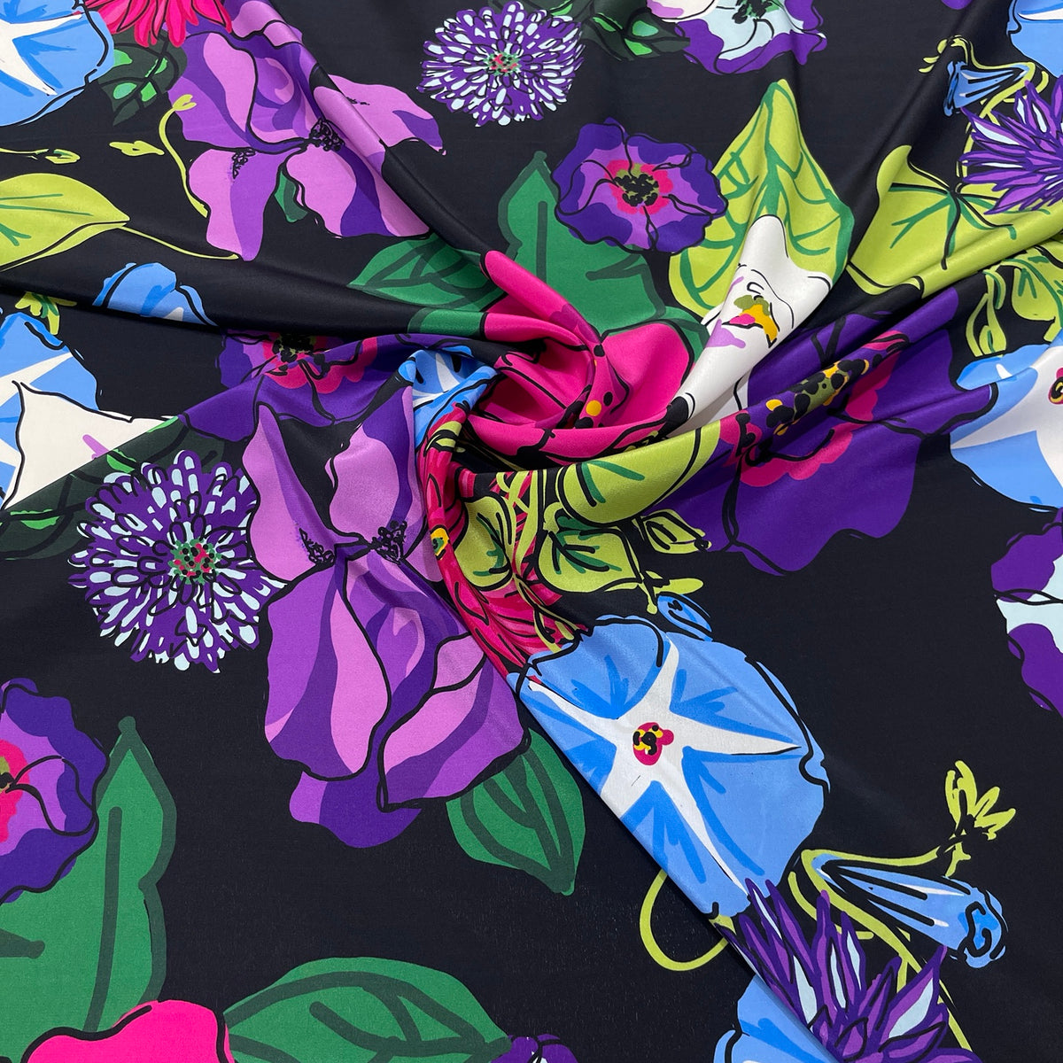 Crêpe de Chine in pura seta con grandi fiori multicolore su fondo nero