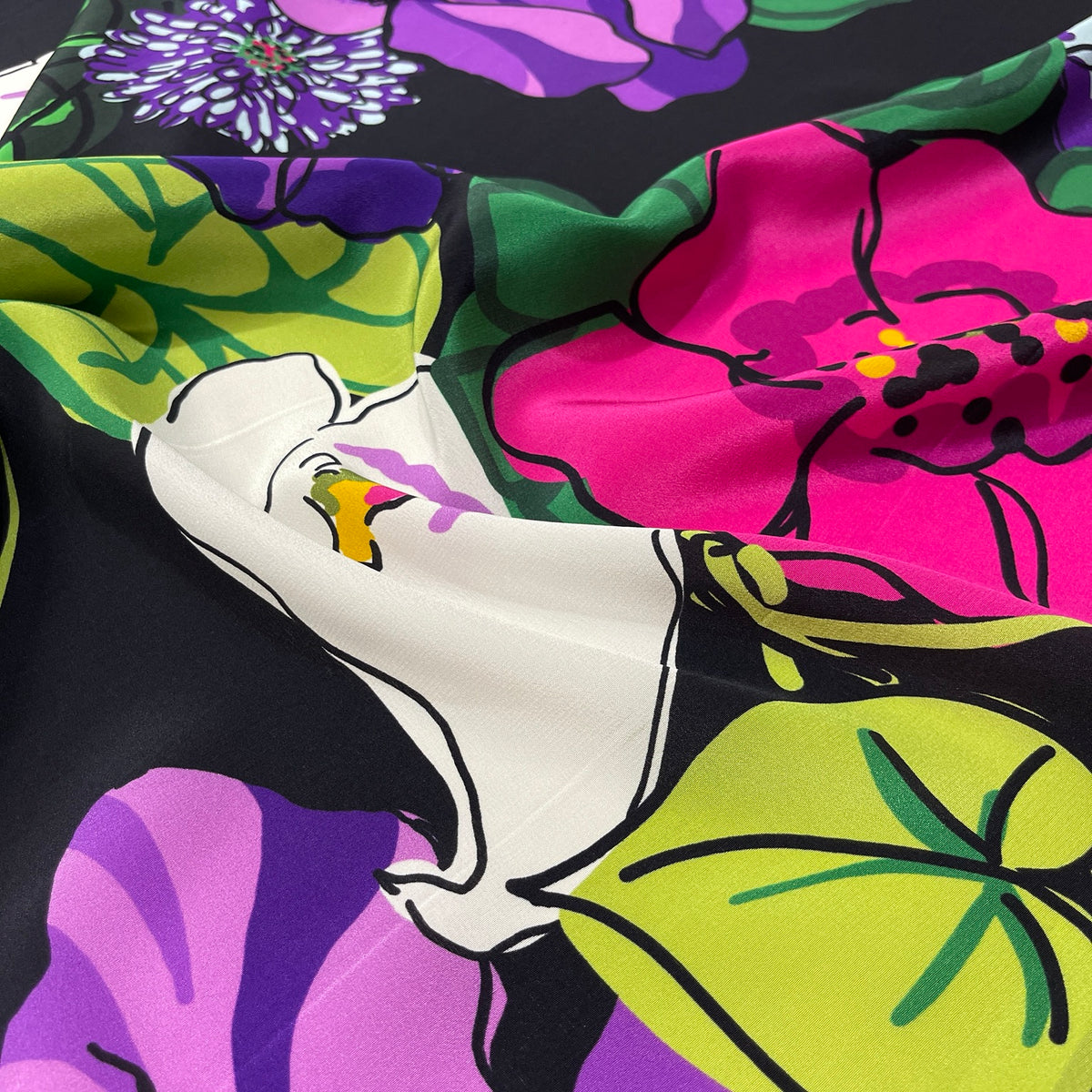 Crêpe de Chine in pura seta con grandi fiori multicolore su fondo nero