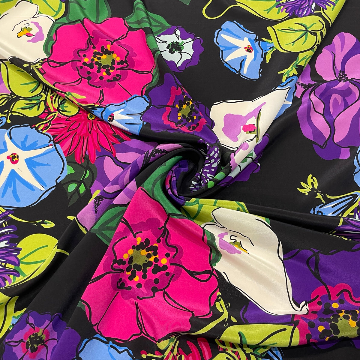 Crêpe de Chine in pura seta con grandi fiori multicolore su fondo nero