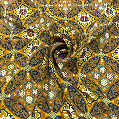 Crêpe de Chine in pura seta con fantasia ornamentale giallo ocra e blu