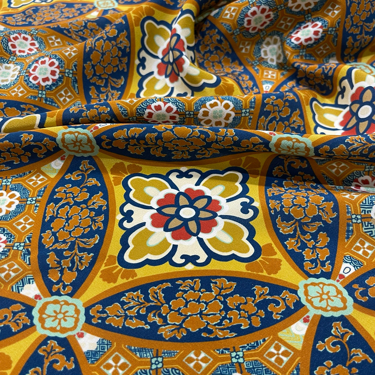 Crêpe de Chine in pura seta con fantasia ornamentale giallo ocra e blu