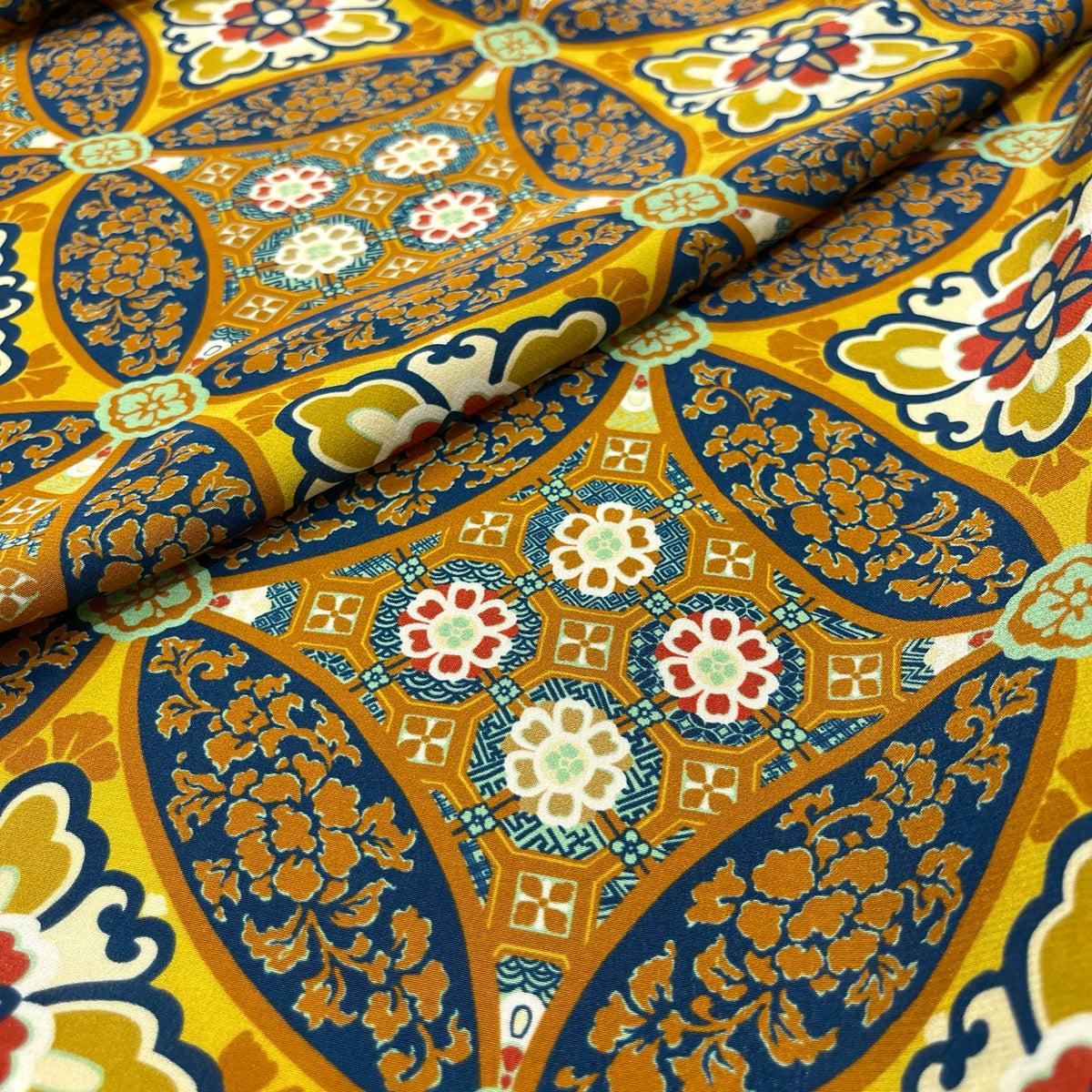 Crêpe de Chine in pura seta con fantasia ornamentale giallo ocra e blu