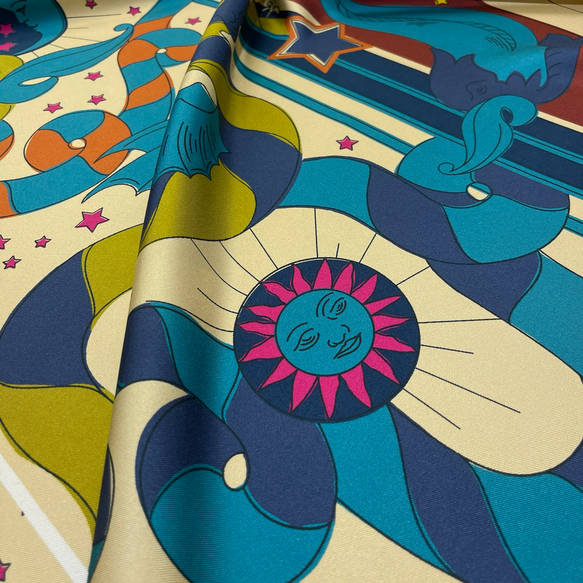 Pannello in twill 100% seta con fantasia zodiacale multicolore
