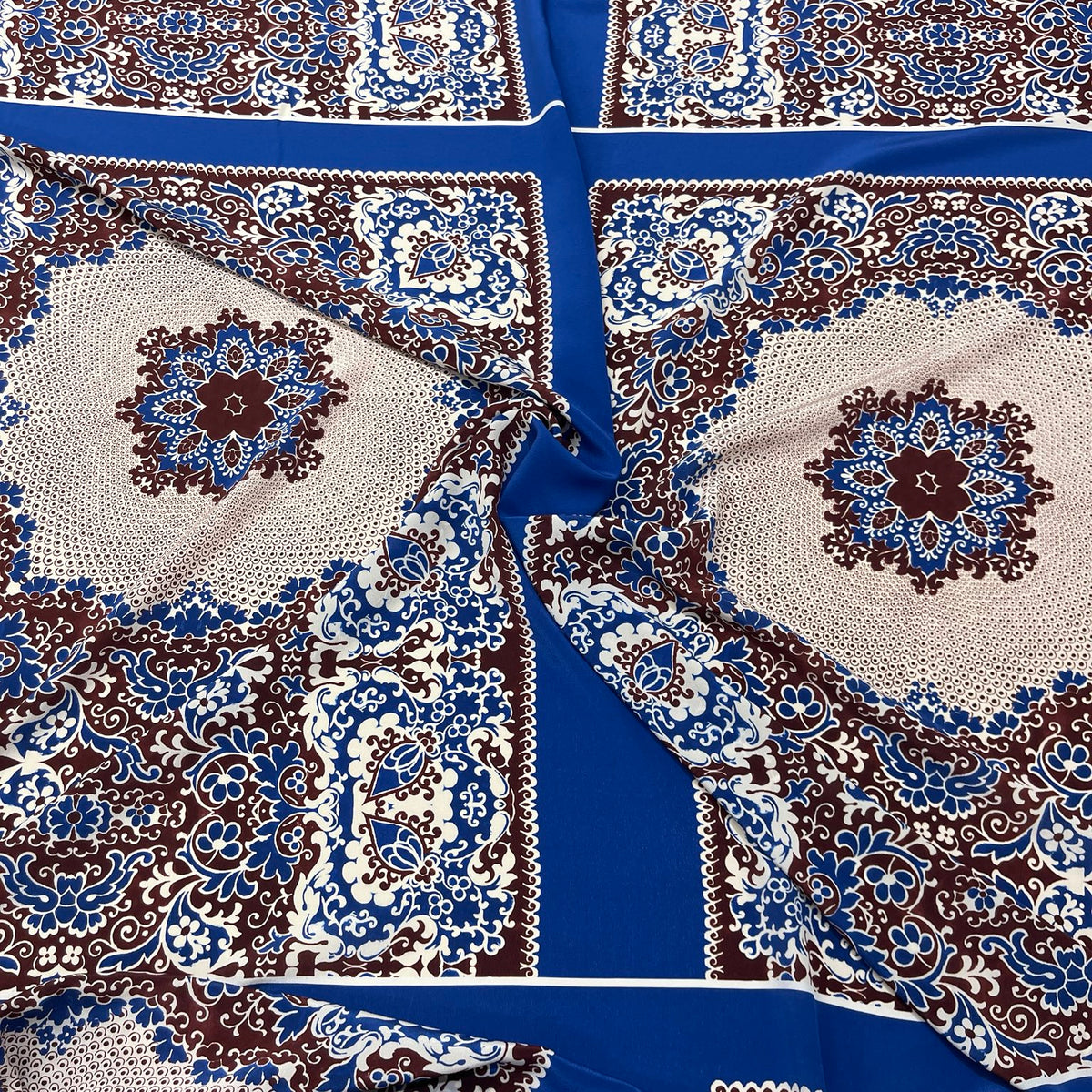 Pannello in crêpe de Chine 100% seta con fantasia ornamentale blu e bordeaux