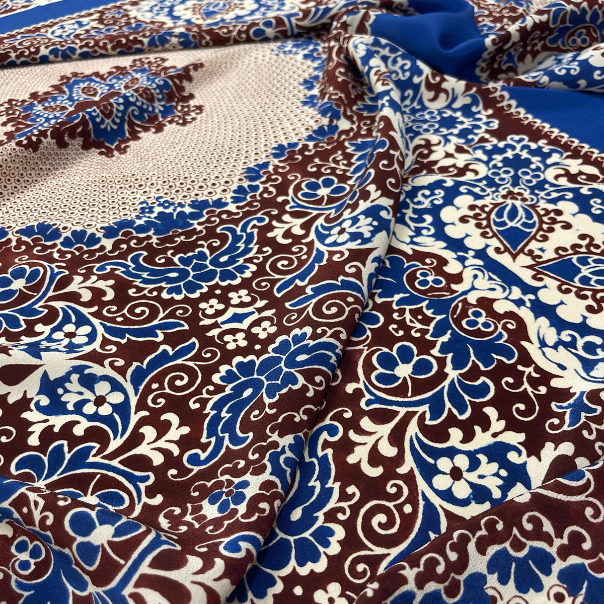 Dettaglio stampa ornamentale blu bordeaux e avorio su crêpe de Chine di seta