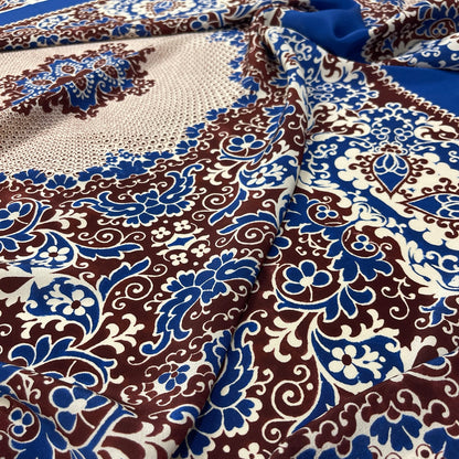 Dettaglio stampa ornamentale blu bordeaux e avorio su crêpe de Chine di seta