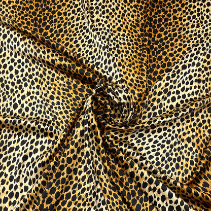 Seta elasticizzata con stampa animalier maculata, veduta del tessuto drappeggiato