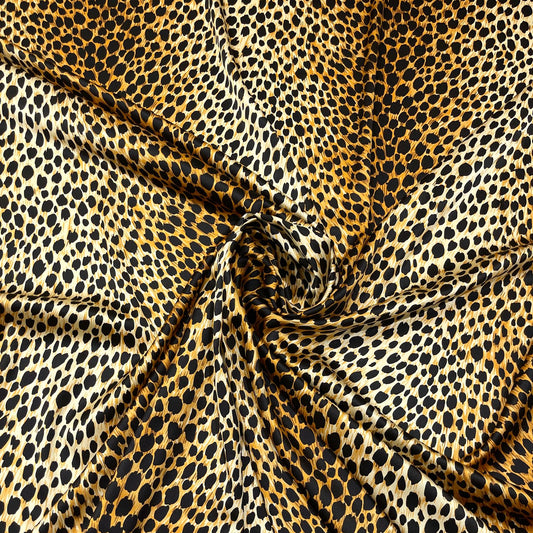 Seta elasticizzata con stampa animalier maculata, veduta del tessuto drappeggiato