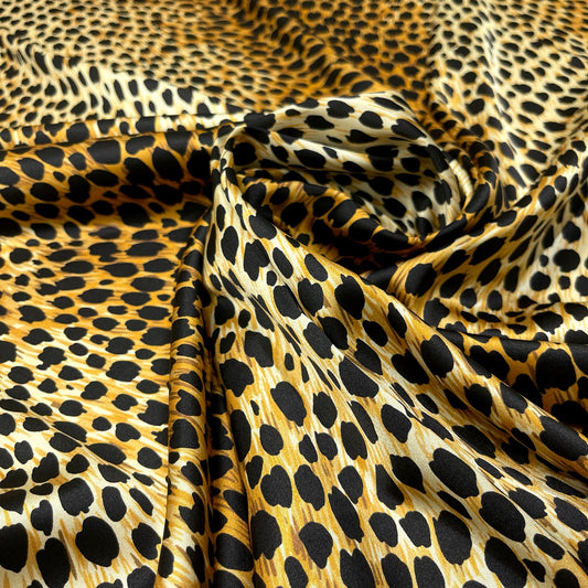 Seta elasticizzata con stampa animalier maculata, dettaglio della superficie e delle pieghe