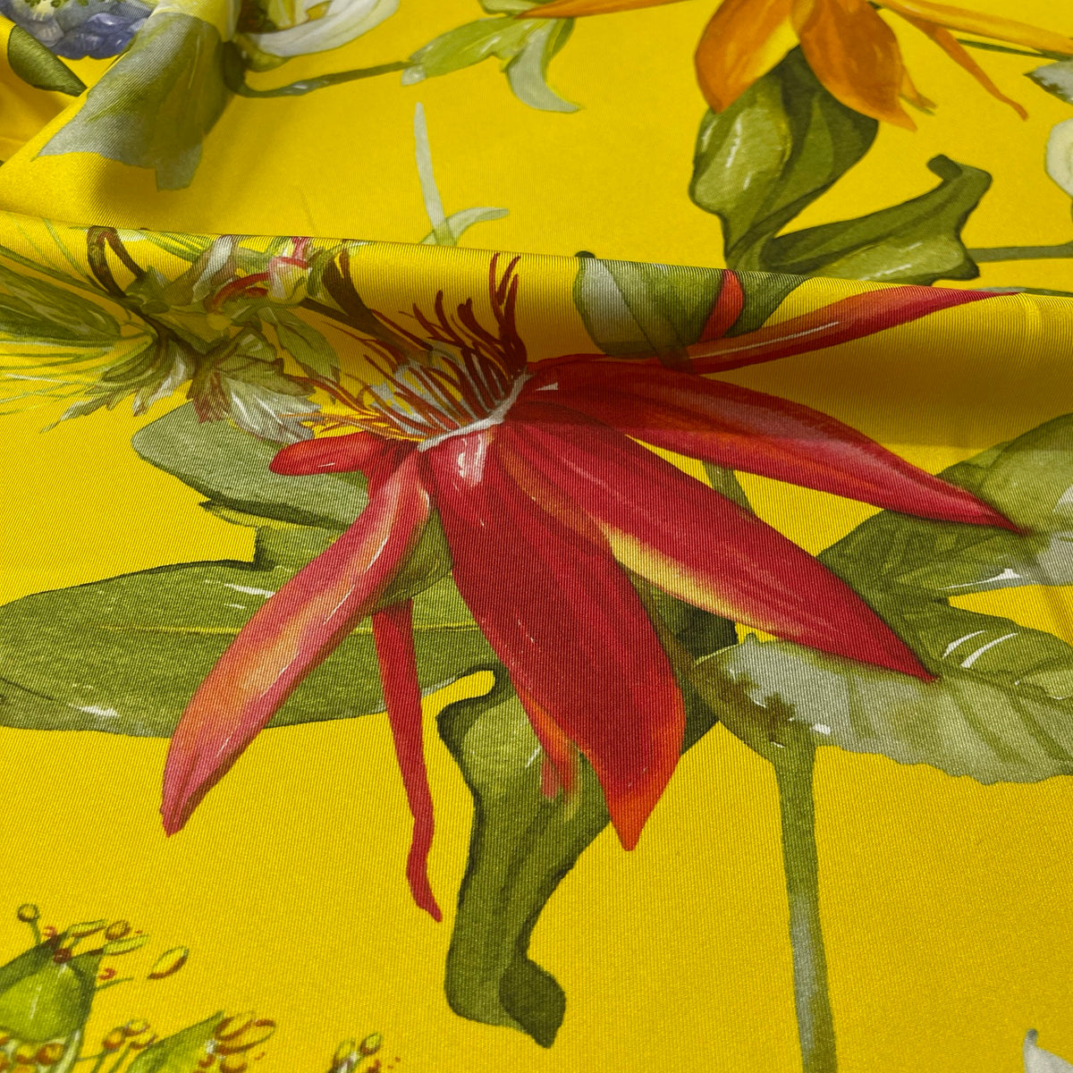 Twill 100% seta con stampa floreale su fondo giallo, Made in Italy