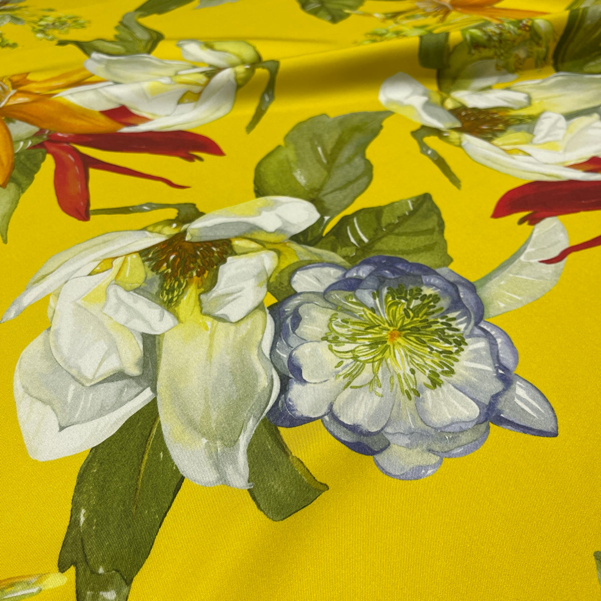 Twill 100% seta con stampa floreale su fondo giallo, Made in Italy