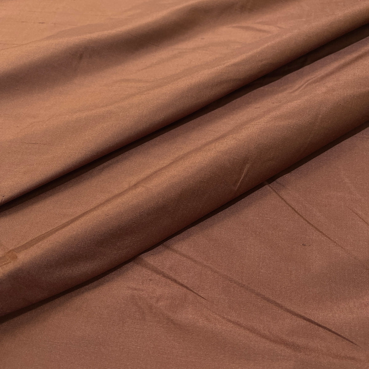 Shantung in pura seta marrone - dettaglio