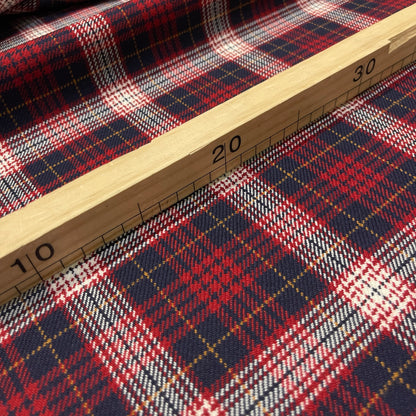 Tartan in pura lana vergine con righello per mostrare le proporzioni della fantasia a quadri